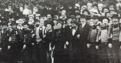 Les jeunes mariés René et Marie-Amélie, Mme Bolloré mère et les Thubé, dans l'usine au milieu des contremaitres, ouvriers et ouvrières